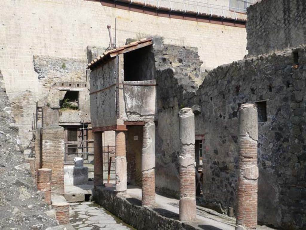 Ins. V.9 (doorway on right of centre), Herculaneum. May 2009. Looking north from Cardo IV Superiore. Photo courtesy of Buzz Ferebee.